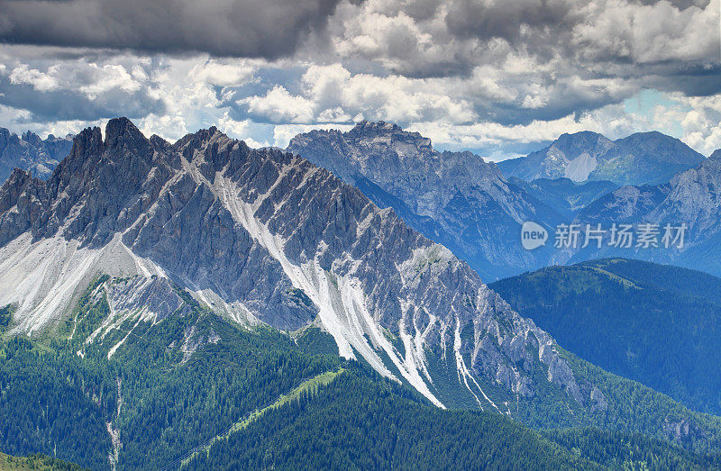 锯齿形的Crode dei Longerin峰在意大利的Carnic阿尔卑斯山